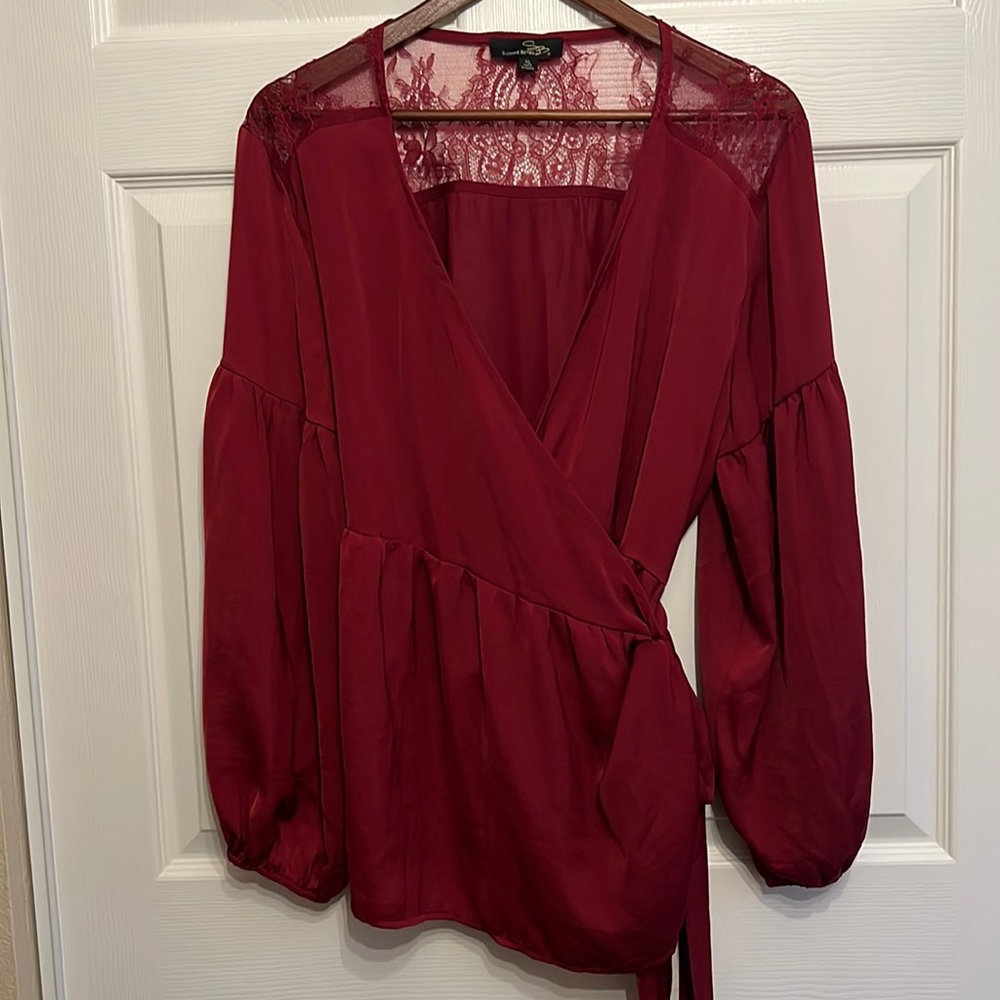 Silky wrap lace top dressy womens shirt XL Suazanne Betro